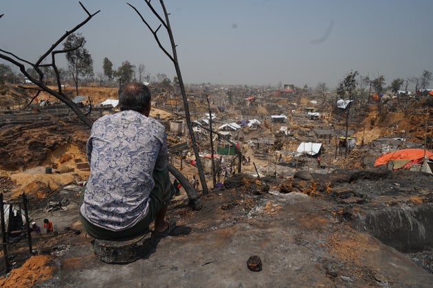 El fuego destruye miles de tiendas en varios campos de refugiados Rohingya en Bangladesh.