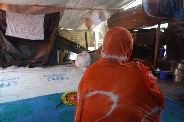 Como otros refugiados, la familia de Begum ha visto su refugio destrozado.