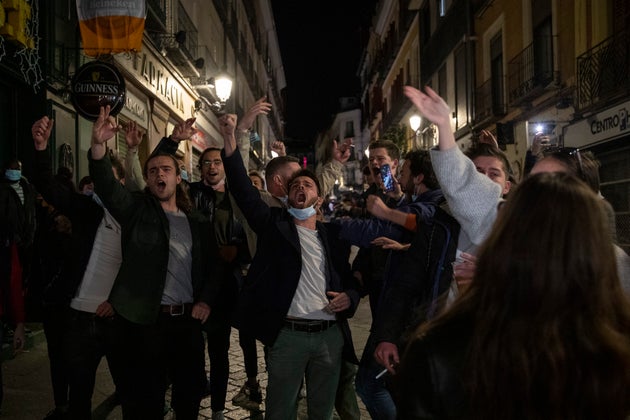 Turistas franceses cantando y bebiendo sin mascarilla en Madrid
