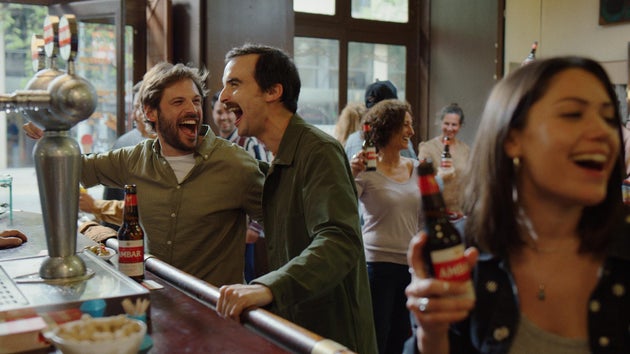 Fotograma de la campaña <i>Todo lo bueno acaba en bar </i>de Ambar.