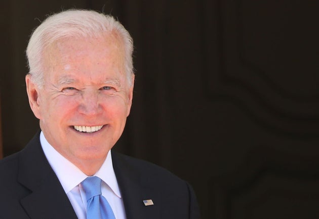 Biden sonríe a la entrada a su reunión con Putin