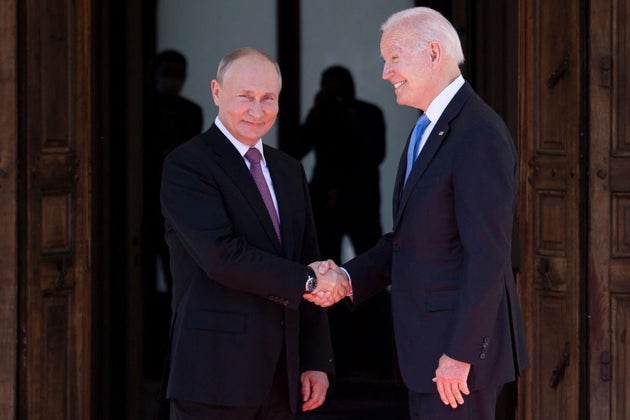 Putin y Biden se saludan antes de su reunión