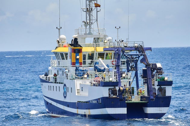 Momento en el que el buque oceanográfico 'Ángeles Alvariño' parte del puerto de Santa Cruz de Tenerife, a 14 de junio de 2021, en Santa Cruz de Tenerife, Tenerife, Islas Canarias (España).