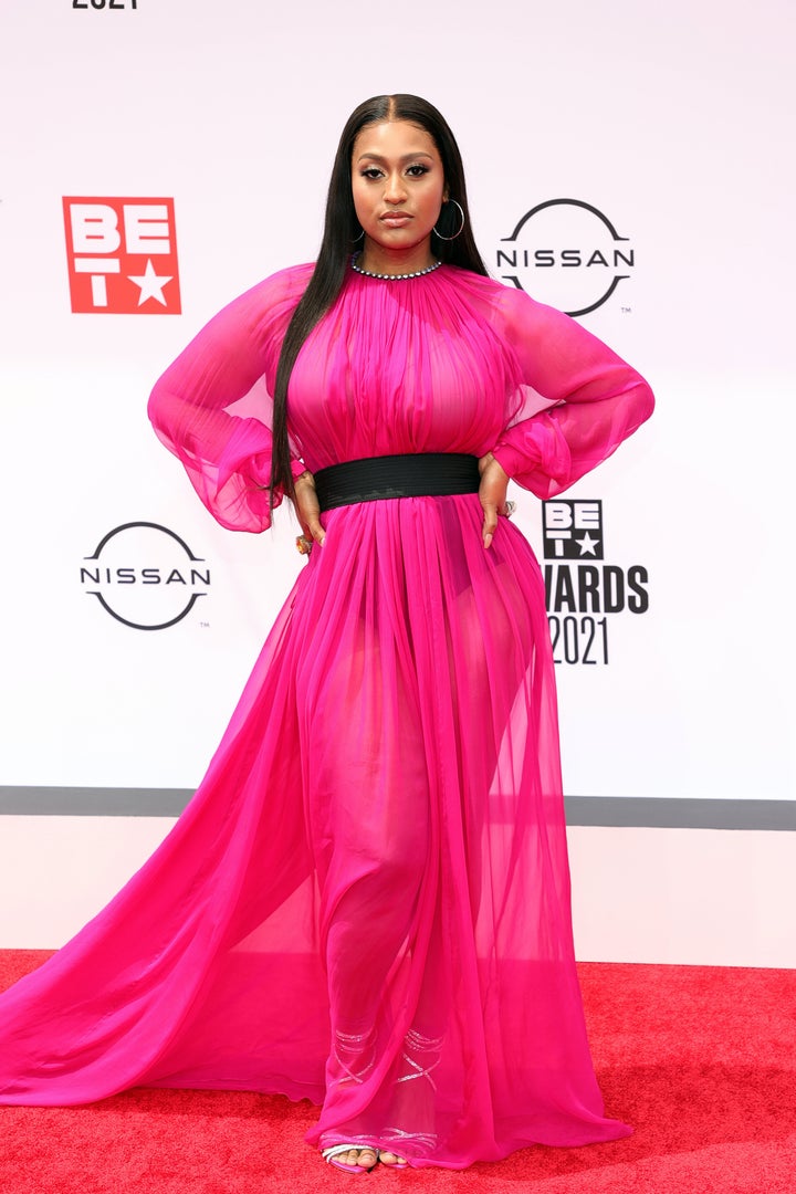 huffpost - BET Awards 2021 Red Carpet: Check Out All The Best Looks From "Culture's Biggest Night" 2 Jazmine Sullivan is about to perform the hits of her album "Tales of Heaux" at the BET Awards.