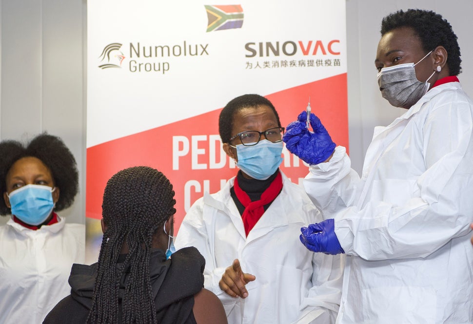 5 Countries Show What It's Actually Like To 'Live With Covid' 2 Sinovac's CoronaVac vaccine being distributed in Pretoria, South Africa