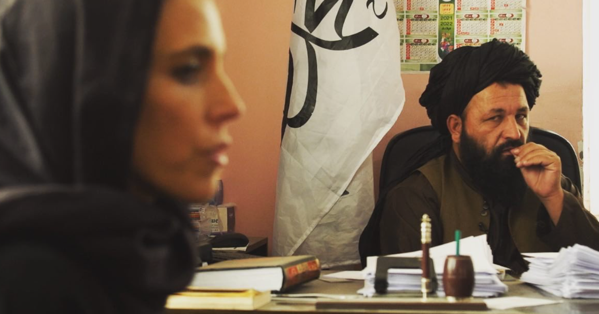 Journalist Captures The Taliban's Tension With Women And The Media In Just One Photo 1 Journalist Captures The Taliban's Tension With Women And The Media In Just One Photo
