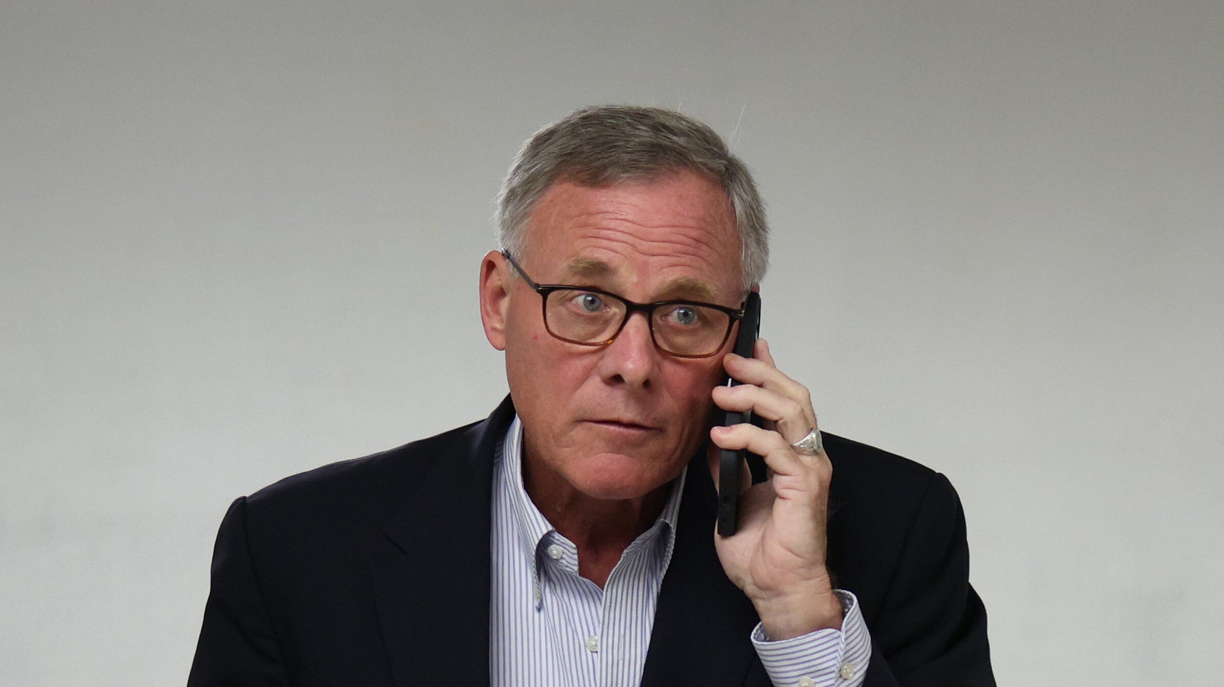 Sen. Burr’s Brother-in-Law Called Stock Broker One Minute After Call With Senator - Breaking News Sen. Burr’s Brother-in-Law Called Stock Broker One Minute After Call With Senator