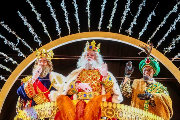 Los Reyes Magos saludan a su llegada al Centro Conde Duque, en Madrid (España), el 5 de enero de 2021.