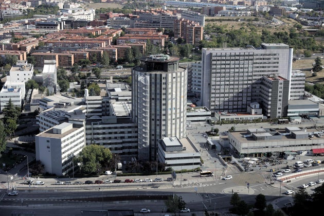 Vista general del hospital La Paz desde el Espacio Caleido (Madrid).