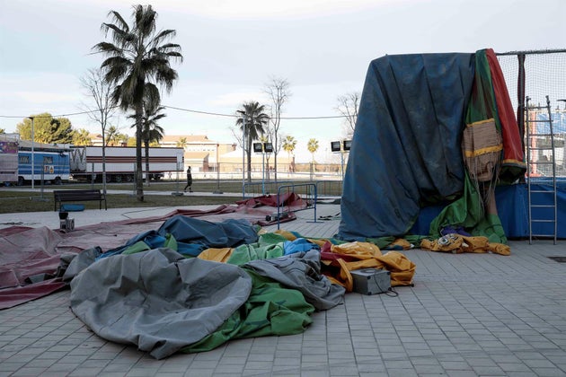 stado que presentaba esta mañana el castillo hinchable que fue levantado anoche varios metros del suelo por una ráfaga de viento en Mislata
