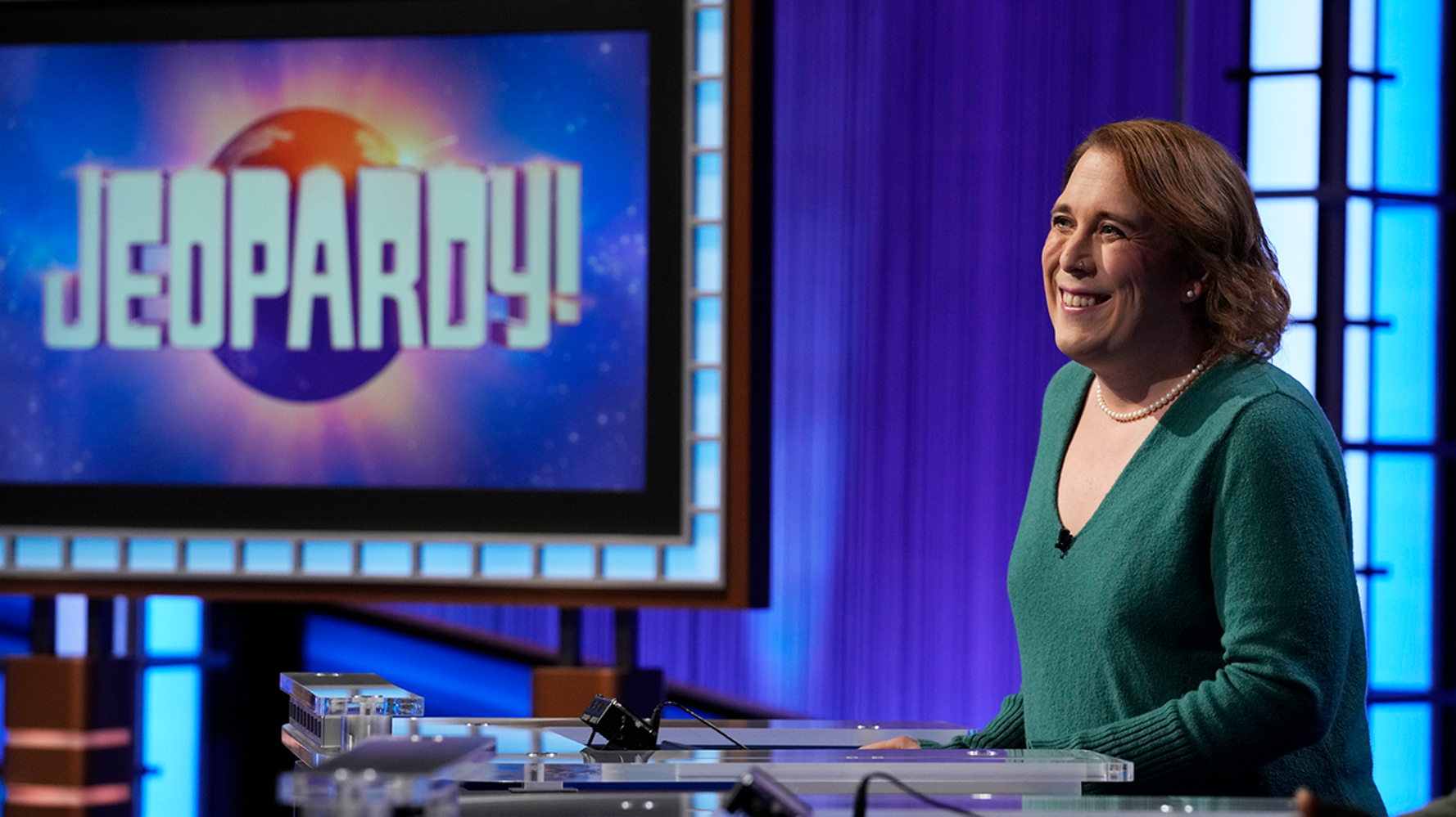 Read Amy Schneider's Sweet 'Thank You' To Her Girlfriend After 'Jeopardy!' Streak Ends - amy schneider Read Amy Schneider's Sweet 'Thank You' To Her Girlfriend After 'Jeopardy!' Streak Ends