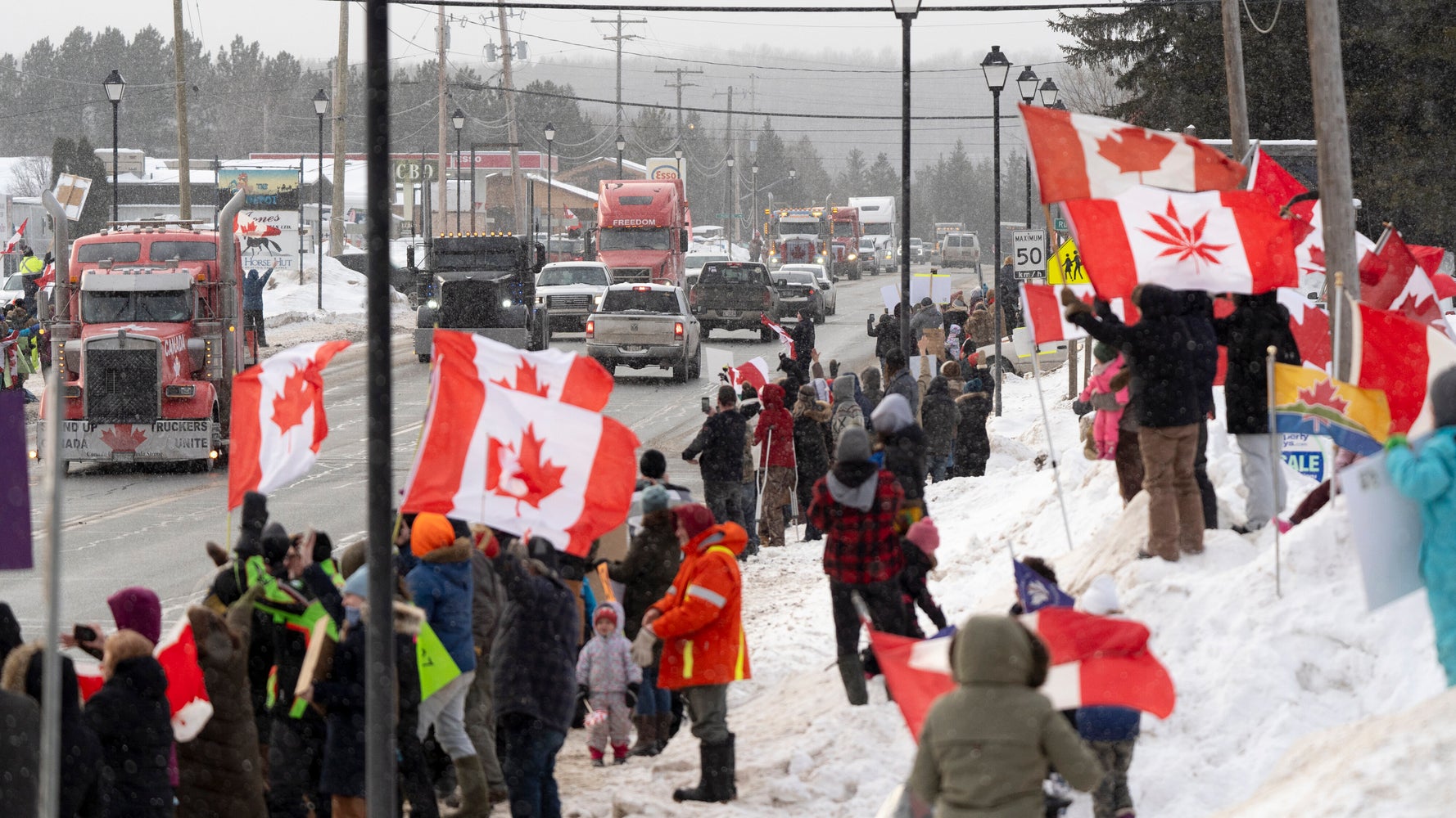 Ontario Crowd Cheers On Trucker Convoy Protesting Vaccine Mandates - Breaking News Ontario Crowd Cheers On Trucker Convoy Protesting Vaccine Mandates