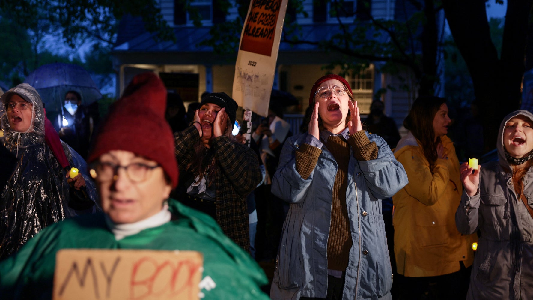 Protesters Target Supreme Court Justices' Homes Following Leaked Draft Opinion - Breaking News Protesters Target Supreme Court Justices' Homes Following Leaked Draft Opinion