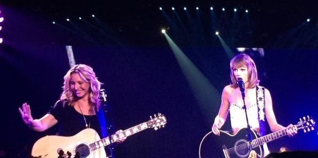 Taylor Swift Sings 'Smelly Cat' With Lisa Kudrow And It's Glorious