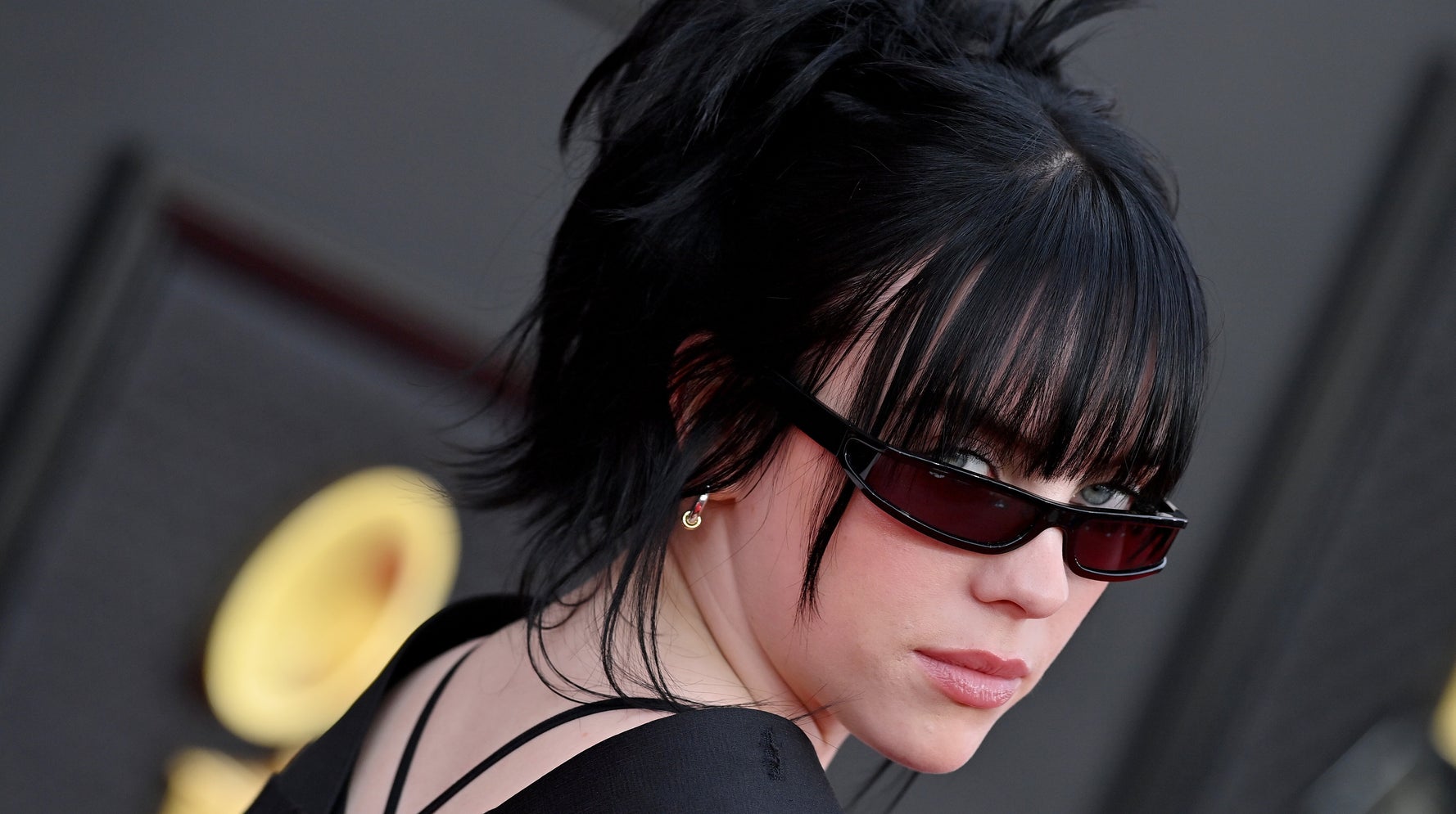Billie Eilish Shares She's 'Incredibly Offended' When People Laugh At Her Tourette's Syndrome Tics - Billie Eilish Billie Eilish Shares She's 'Incredibly Offended' When People Laugh At Her Tourette's Syndrome Tics