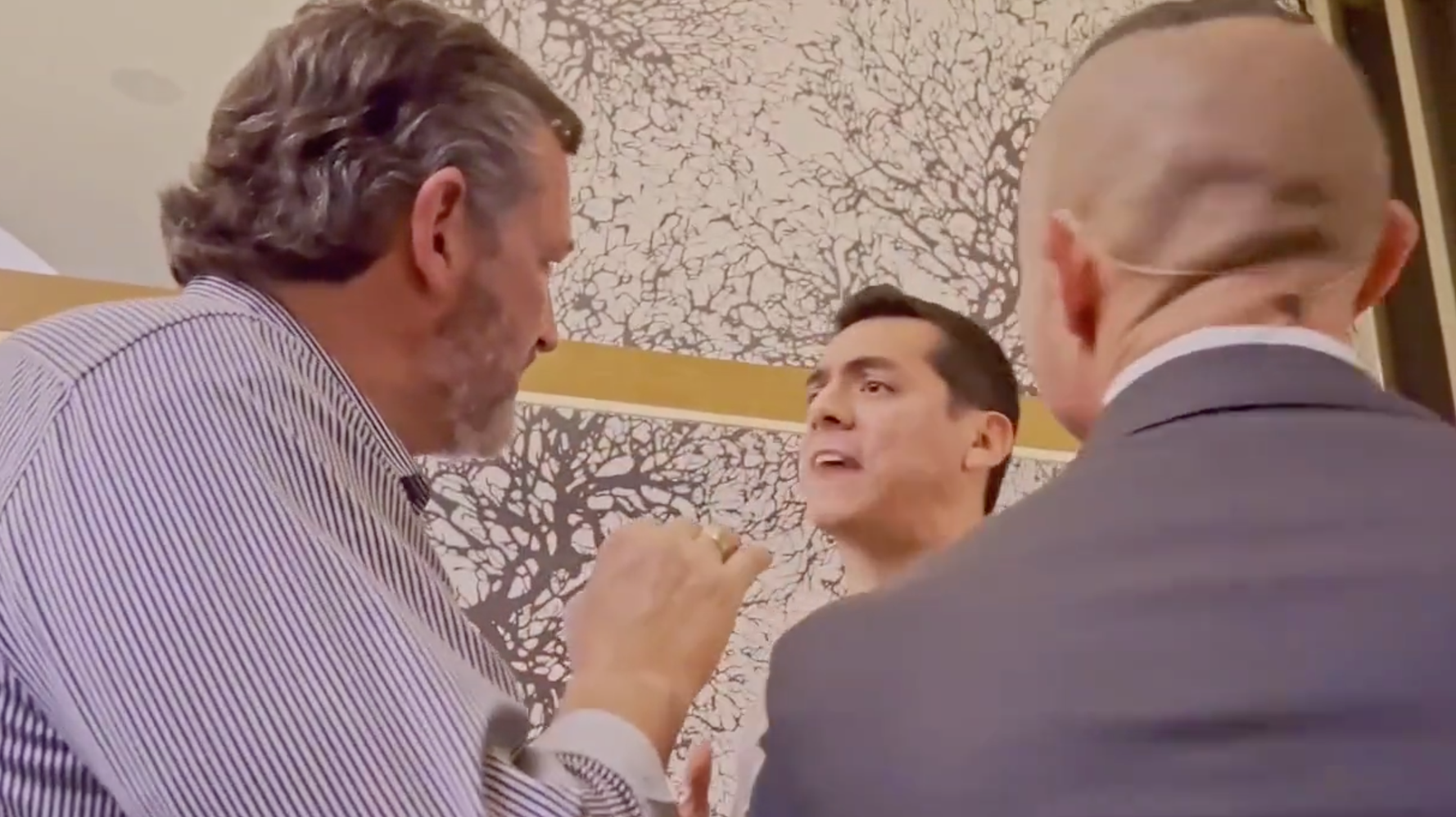 Ted Cruz Confronted At Restaurant: '19 Dead Kids, That's On Your Hands' - Breaking News Ted Cruz Confronted At Restaurant: '19 Dead Kids, That's On Your Hands'