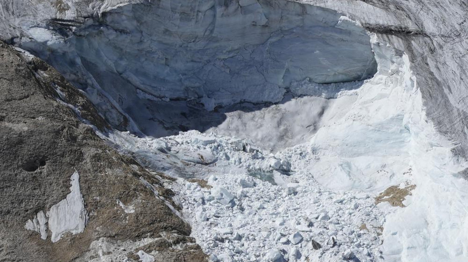 Body Parts, Gear Found On Italian Glacier After Avalanche - Alps Body Parts, Gear Found On Italian Glacier After Avalanche