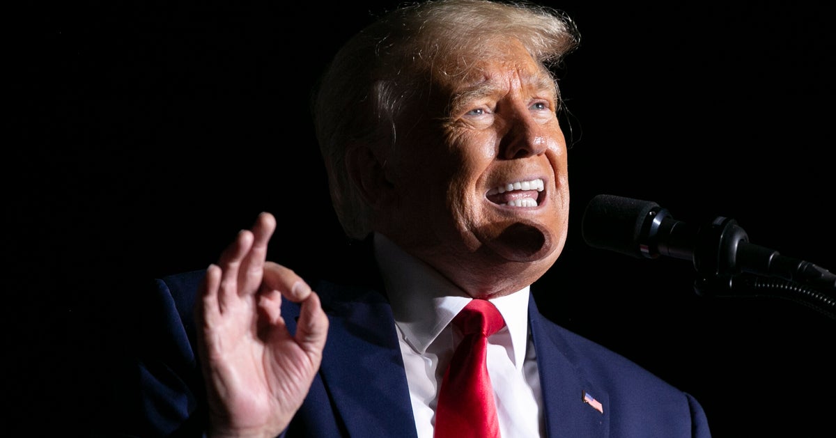 Trump Rally Staffers Reportedly Tell People To Drop One-Finger QAnon Salute Trump Rally Staffers Reportedly Tell People To Drop One-Finger QAnon Salute