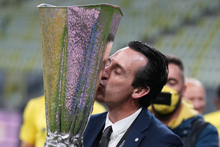 Emery kisses the Europa League won with Villarreal in 2021