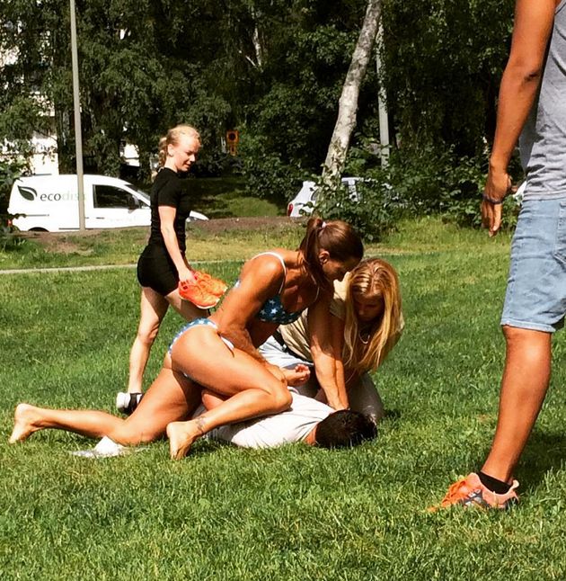 Bikini-Clad Off-Duty Police Officer Pins Thief To The Ground In City Park 579b32292a00002c00fb38f2
