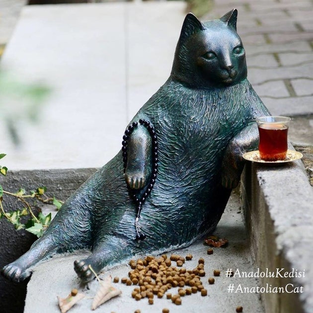 Famously Chill Cat Memorialized With Her Own Statue The Huffington Post