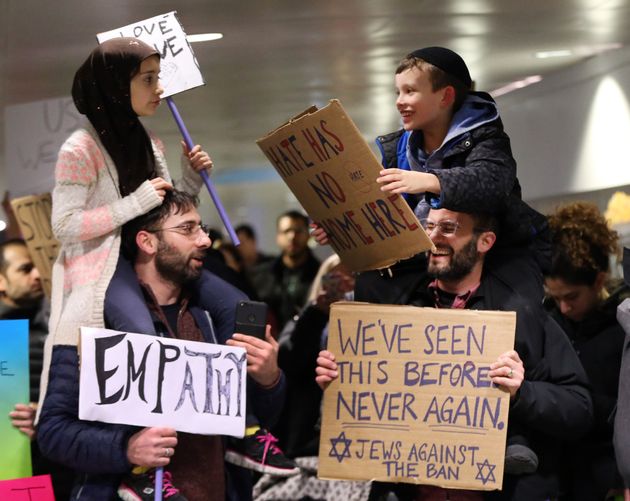 The Beautiful Story Behind This Viral Photo From A Chicago Airport Protest 5890bb4b1b0000250004d838