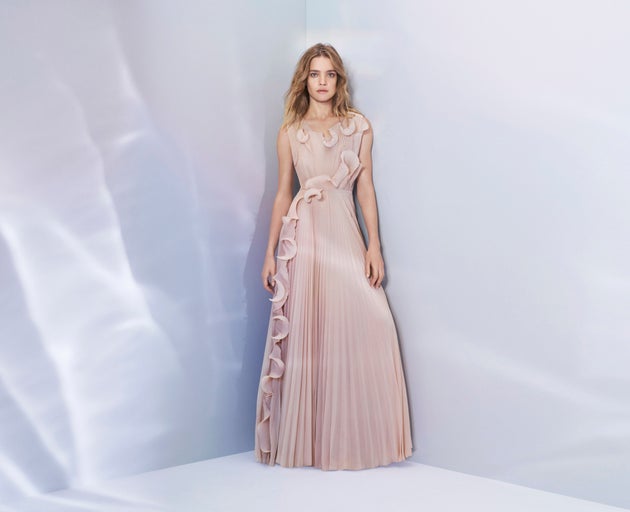 Natalia Vodianova mengenakan Gaun H&M yang terbuat dari plastik | huffingtonpost.com