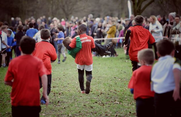 Lincolnshire Schoolboy Carrying His Injured Friend Over The Finish Line Is The Definition Of Friendship Goals 58c14ab01e00003f0077ebd8