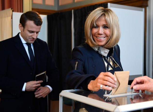 Trogneux deposita seu voto na urna em estação eleitoral de Le Touquet, França, em 7 de maio de 2017.
