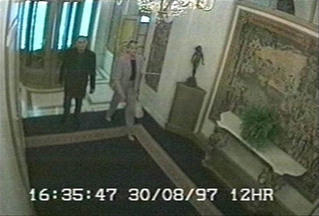 <strong> Princess Diana with Dodi Fayed arriving at the Ritz hotel on 30 August 1997</strong>