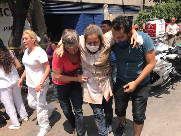 People help victims injured by the quake