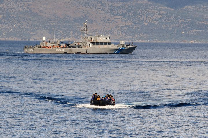 Greece Searches For Masked Men Attacking Refugees Off Its Coast Huffpost 