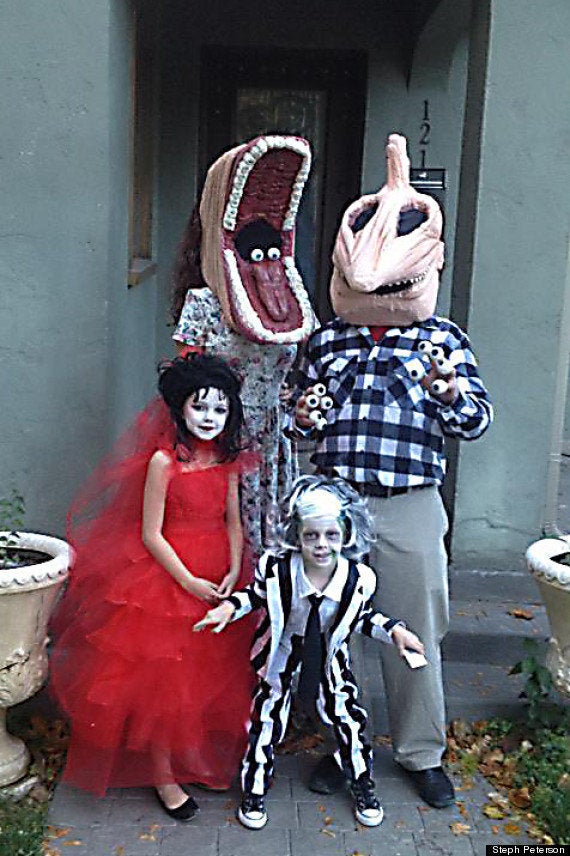 Family Pays Tribute To 'Mars Attacks' With Epic Halloween Costume