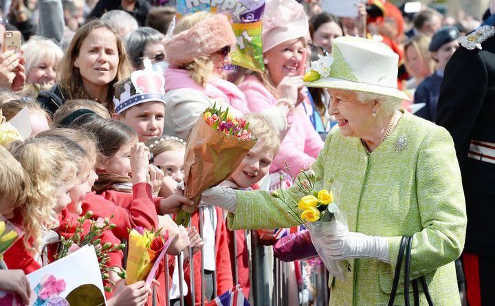 Queen Elizabeth Greets Thousands Of Well Wishers On Her 90th Birthday Huffpost 