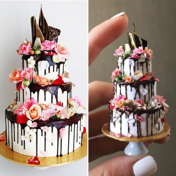 kue pernikahan asli (kiri) dan miniaturnya (kanan)