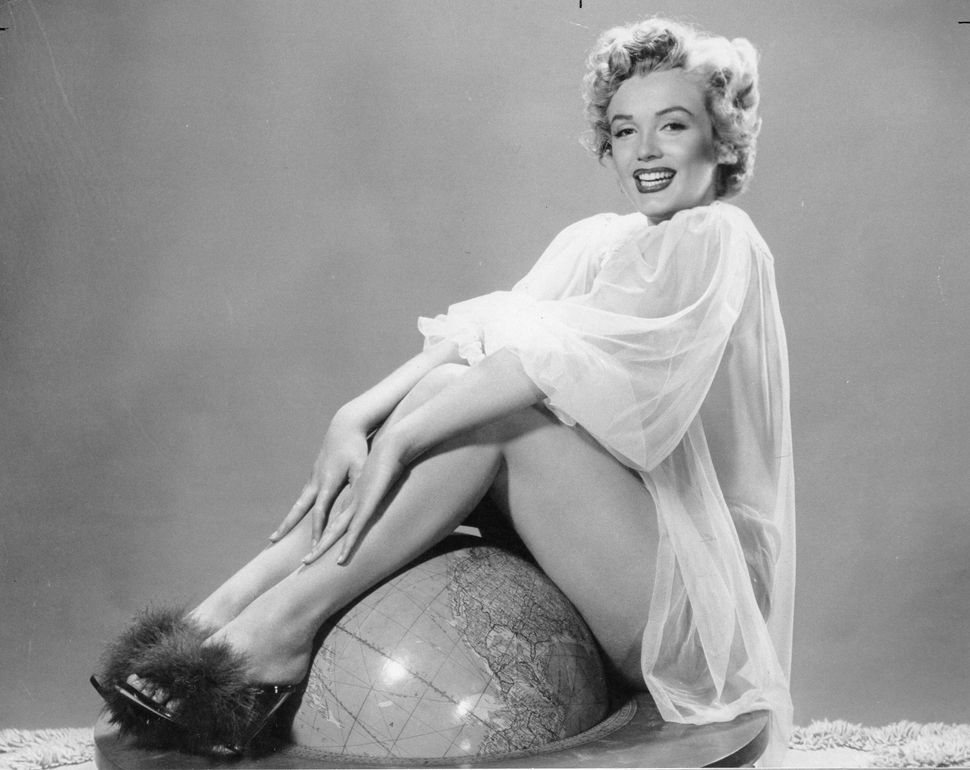 A Visual History Of Marilyn Monroe As A Pin Up Icon Huffpost