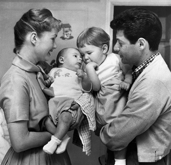 9 Beautiful Vintage Photos Of Carrie Fisher As A Child With Mum Debbie ...