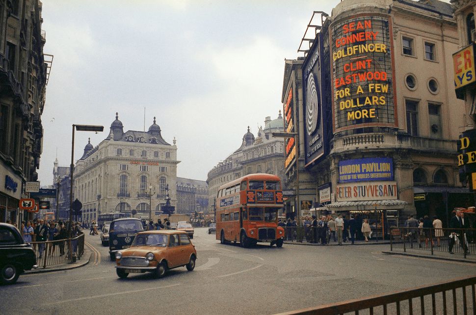 Piccadilly Circus Lights Switched Off: How London's Iconic Billboard ...