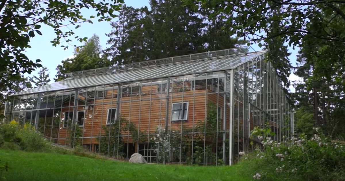 Greenhouse Built Around A Home Is A Brilliant Way To Beat The Winter Blues