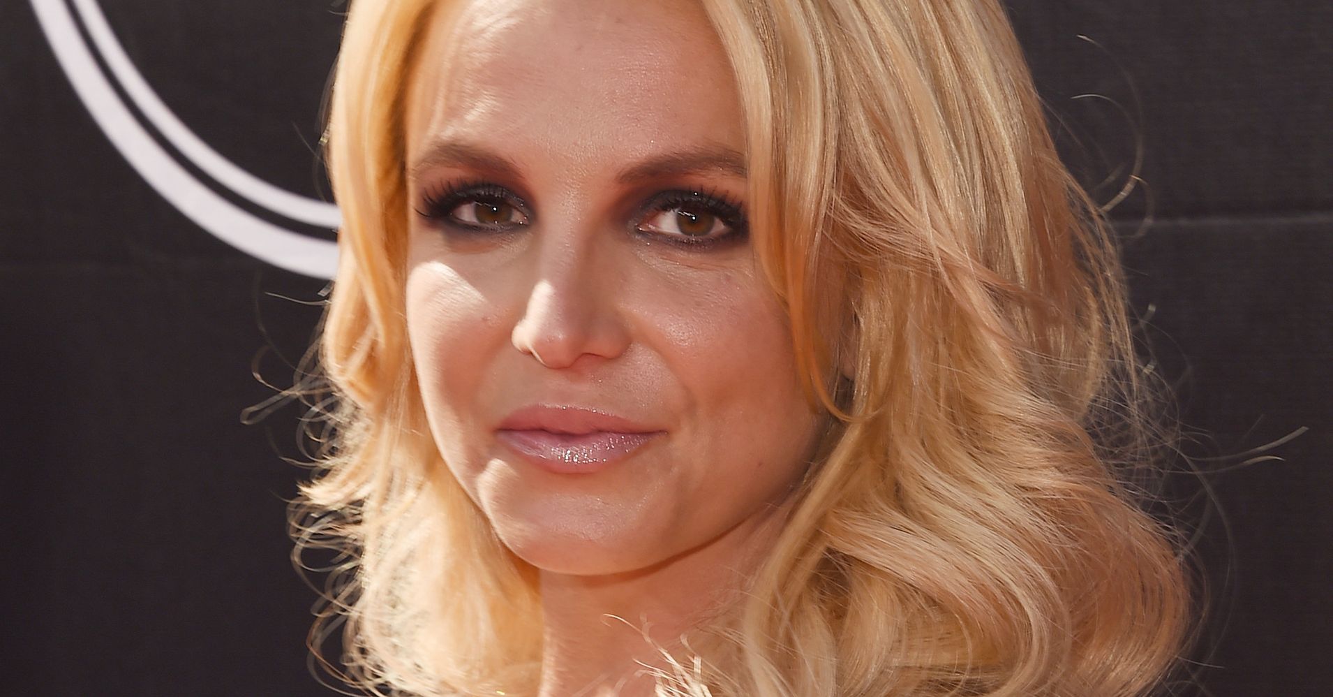 Britney Spears Jumps On The Rainbow Hair Trend With Lavender Locks ...