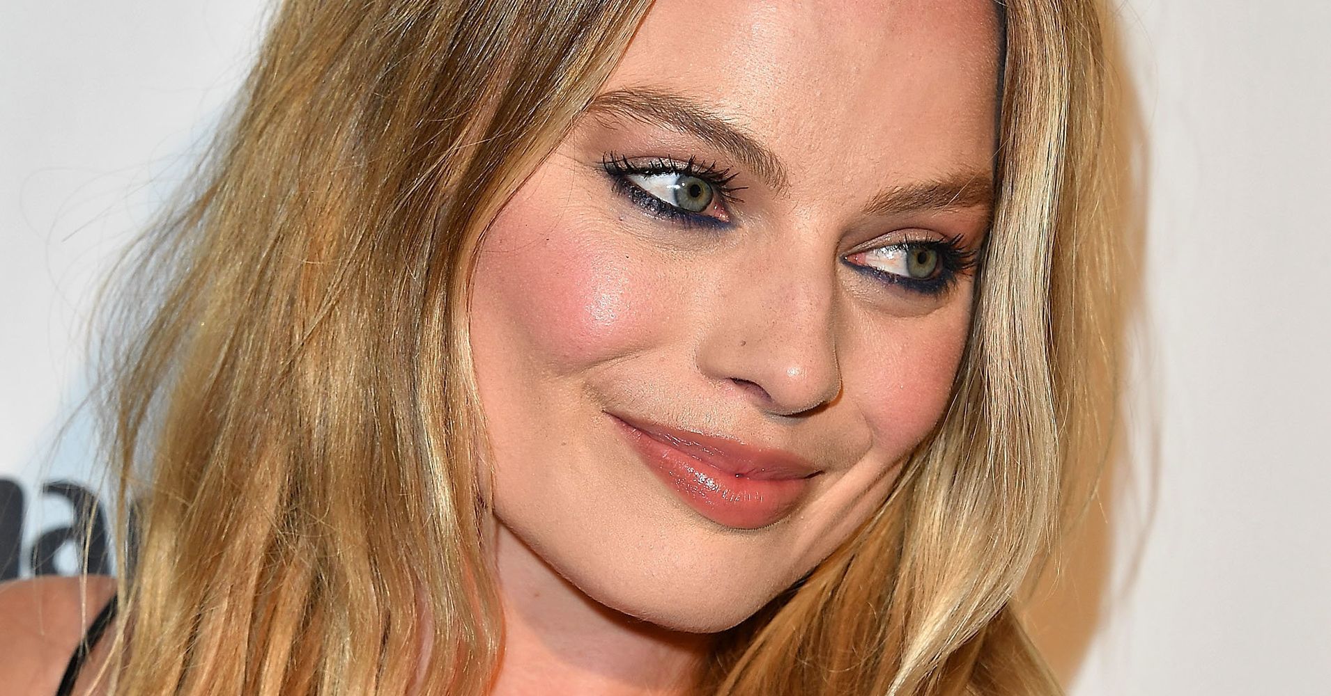 Margot Robbie's Weird Toothbrush Foundation Hack Is Kind Of Genius ...