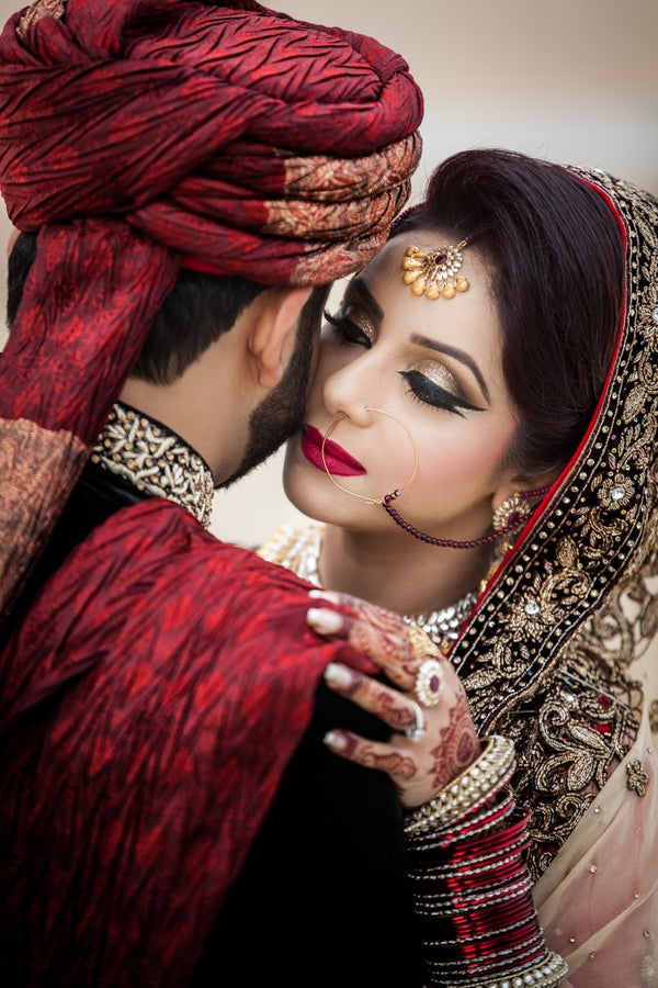 Groom Photobombs Wife In A Seriously Adorable Wedding Shoot | HuffPost