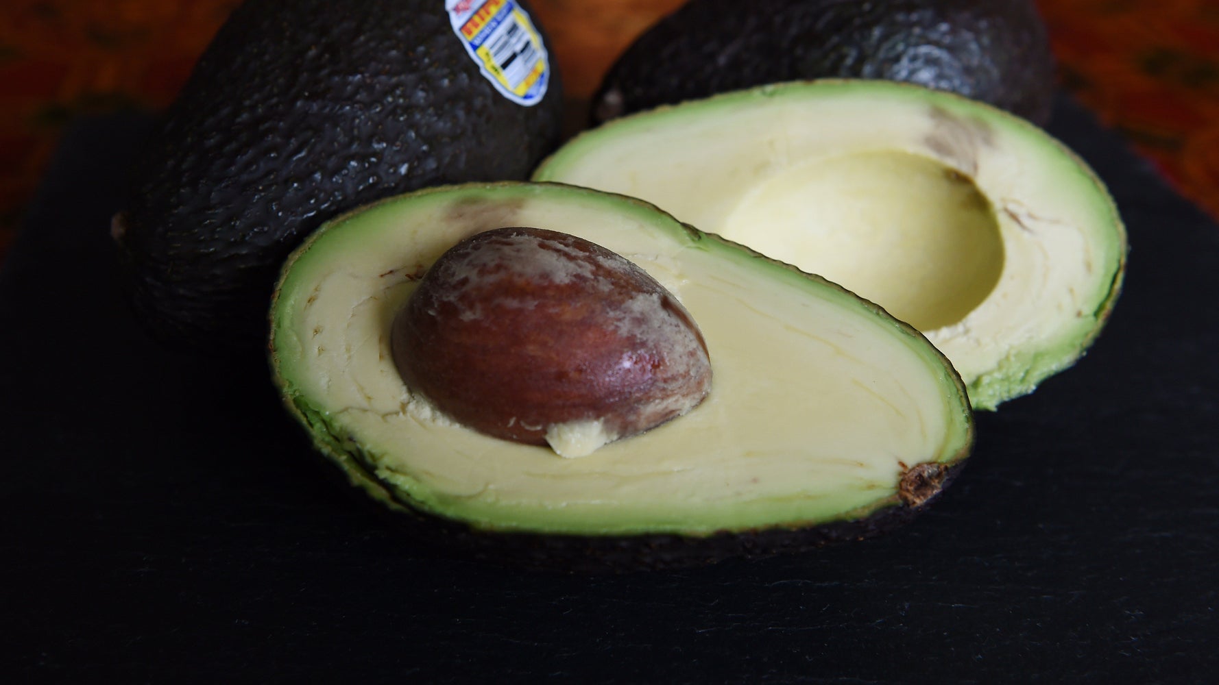 Sigue estos pasos y conseguirás pelar y cortar un aguacate sin