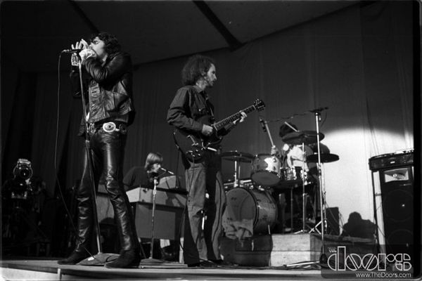 Jack Black e Boy George fazem cover de 'Hello, I Love You', com guitarrista  dos The Doors - Monet
