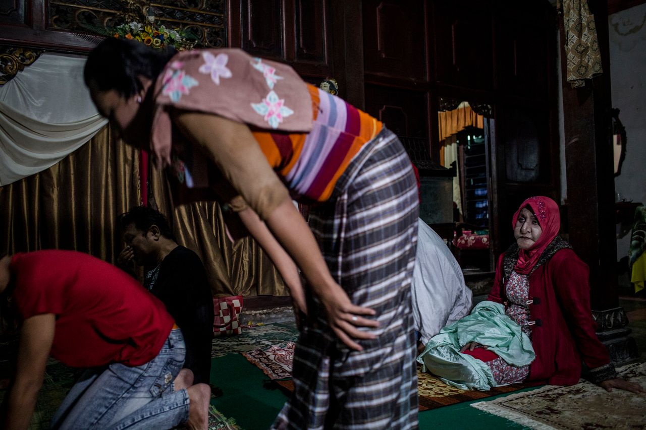 YOGYAKARTA, INDONESIA - JULY 12: Members of a Pesantren boarding school, Al-Fatah, for transgender people known as 'waria' pray during Ramadan on July 12, 2015 in Yogyakarta, Indonesia. During the holy month of Ramadan the 'waria' community gather to break the fast and pray together. 'Waria' is a term derived from the words 'wanita' (woman) and 'pria' (man). The Koran school Al-Fatah was set back last year's by Shinta Ratri at her house as a place for waria to pray, after their first founder Maryani died. The school operates every Sunday. Islam strictly segregates men from women when praying, leaving no-where for 'the third sex' waria to pray before now. (Photo by Ulet Ifansasti/Getty Images)