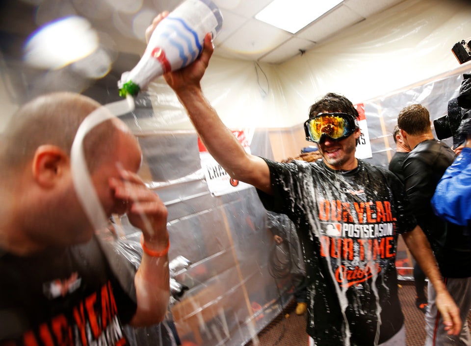 Eric Hosmer Made Key Error on Wilmer Flores' Bouncer, Reminded Everyone of Bill  Buckner