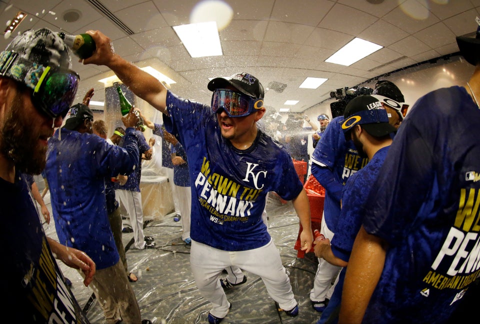 Eric Hosmer Made Key Error on Wilmer Flores' Bouncer, Reminded Everyone of  Bill Buckner