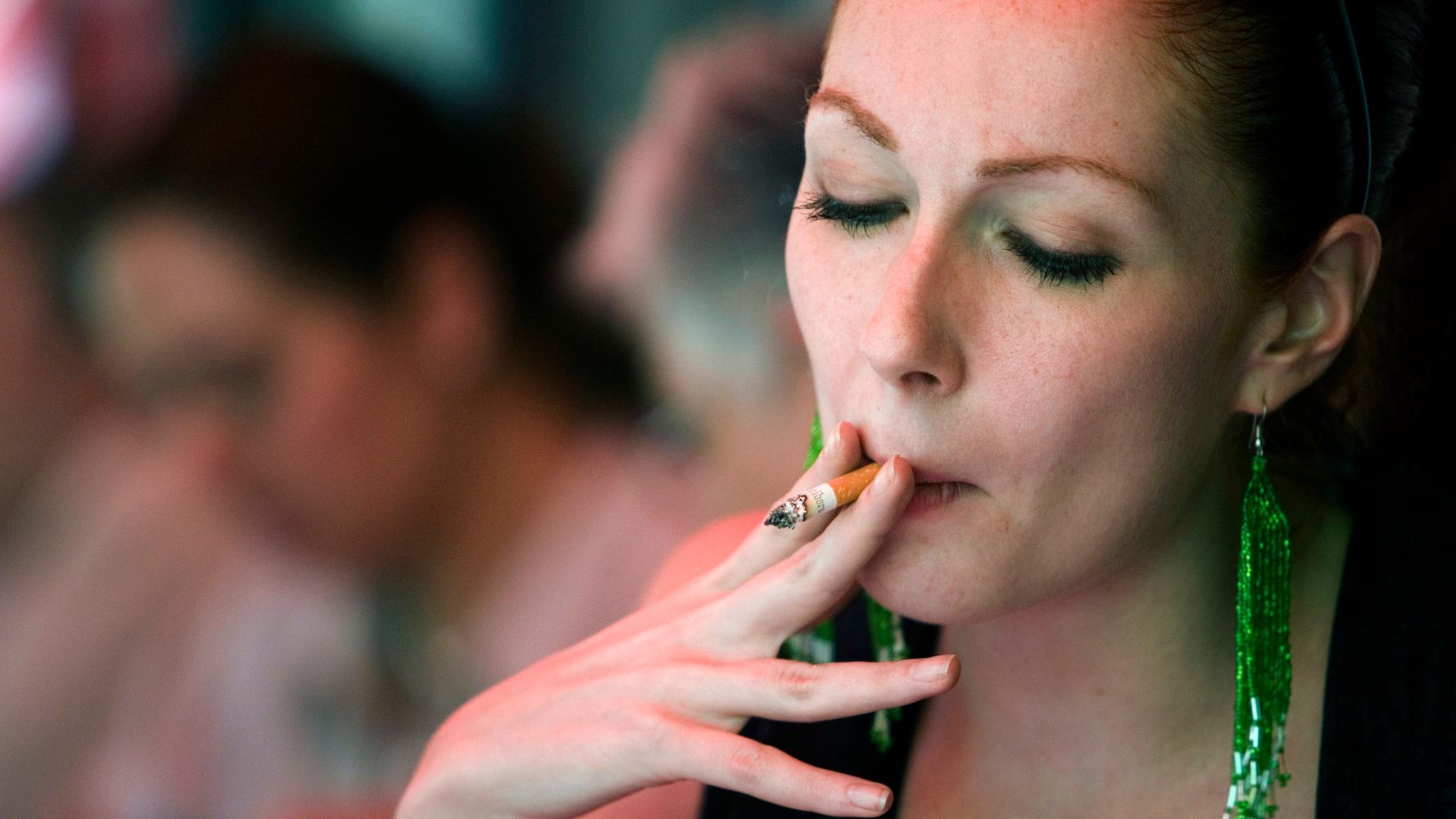 A New Smoking Style Among Young Women Has Health Officials Concerned |  HuffPost Life