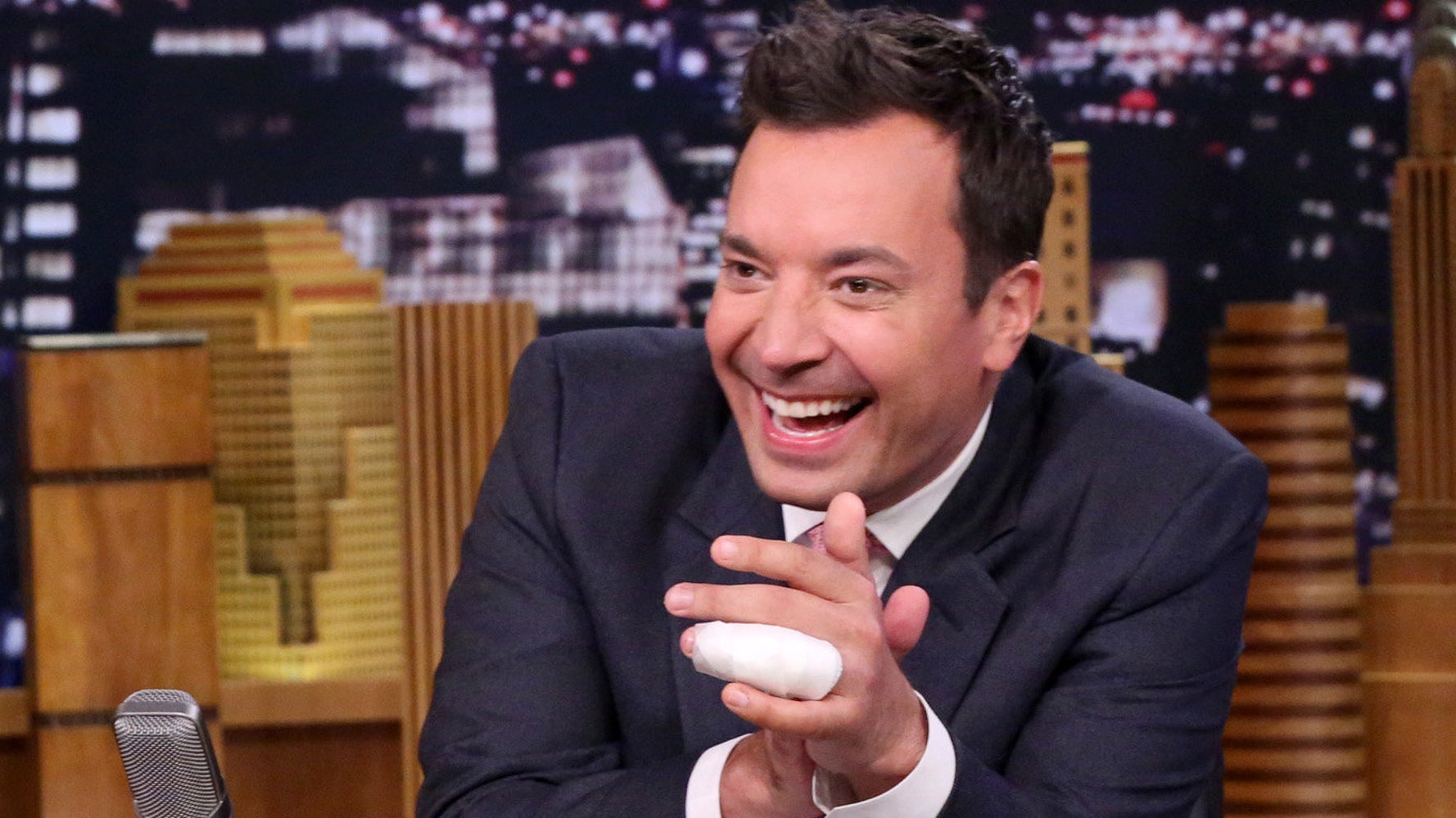 Jimmy Fallon Predicts Clinton Will Win Upcoming Republican Debate