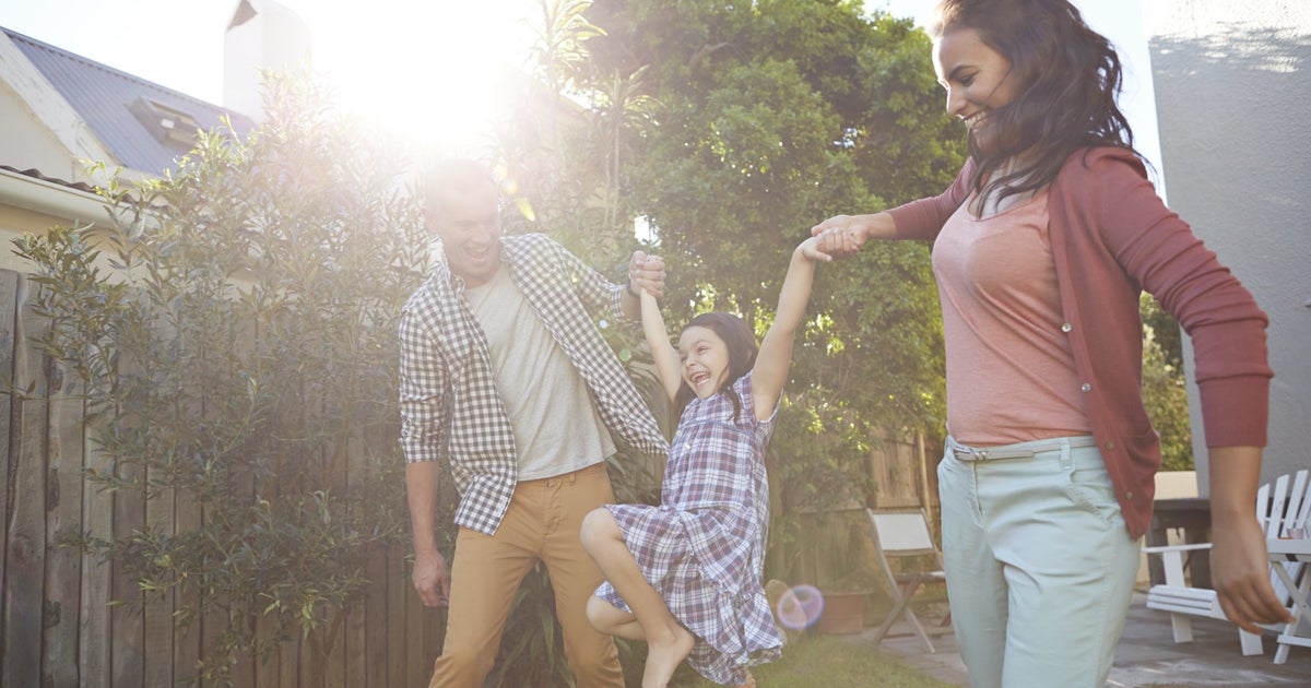 Счастливые дети и родители. Семья вокруг ребенка. Her parents happy. Семья взрослые дети. Картинка семья 3 человека.